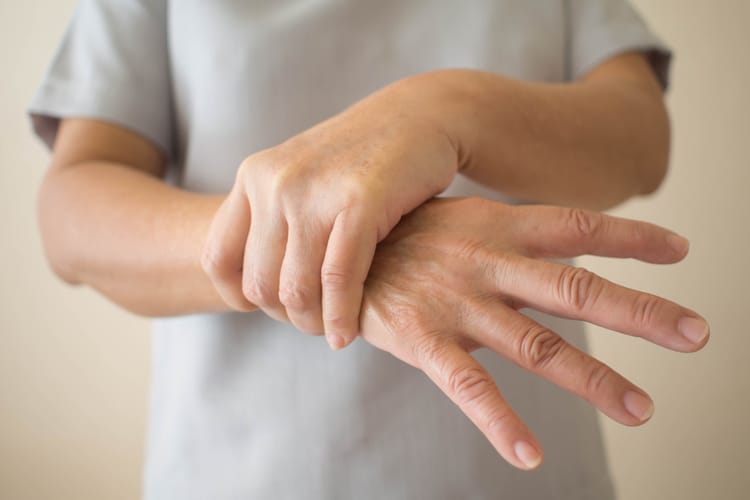 Dấu hiệu run tay của bệnh parkinson